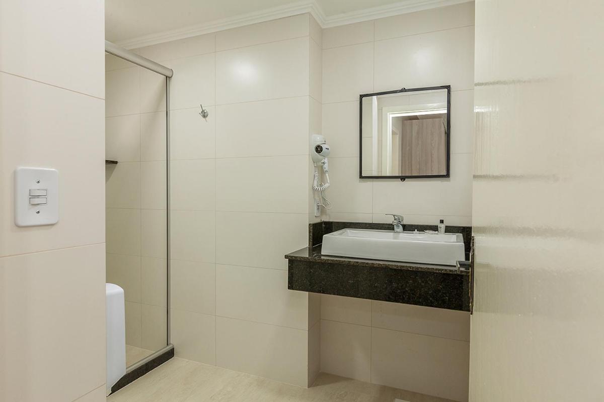 Hotel Goncalves- Proximo A Santa Casa De Porto Alegre Bagian luar foto